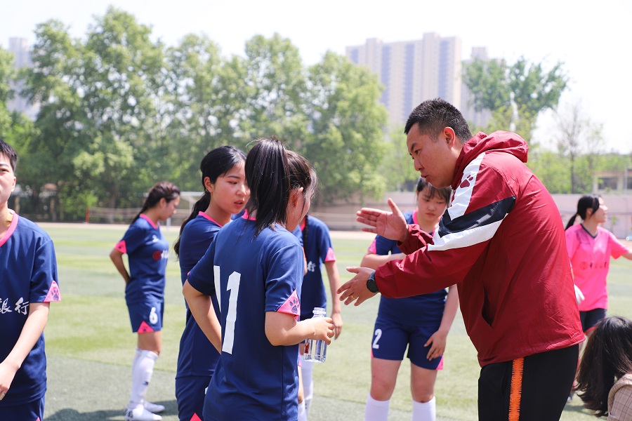西安翻译学院女子足球队夺得省级联赛冠军即将冲击西北大区赛
