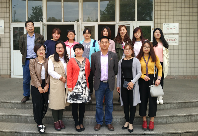 院系领导与答辩学生合影留念.jpg