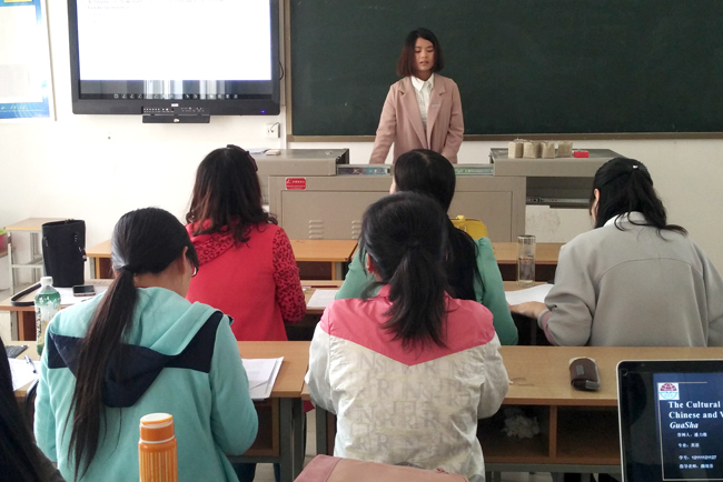 学生认真答辩.jpg