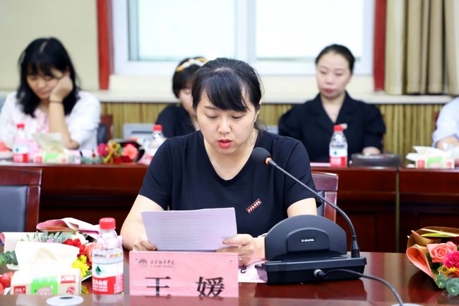 高级翻译学院教师代表王媛发言英文学院教师代表刘佳发言商学院教师